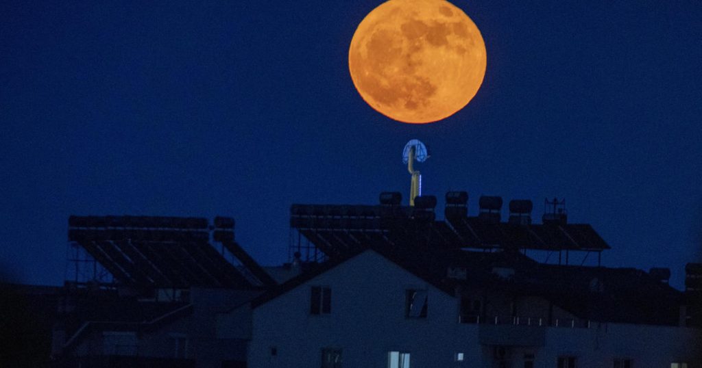 La luna gigante delle fragole di giugno illumina il cielo di tutto il mondo