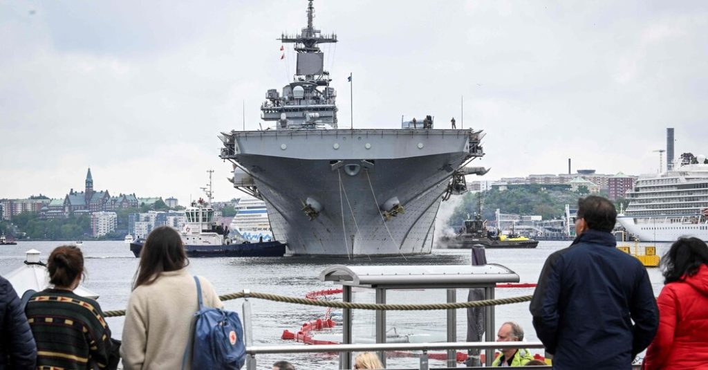 Una nave da guerra americana arriva a Stoccolma per condurre esercitazioni militari e mettere in guardia