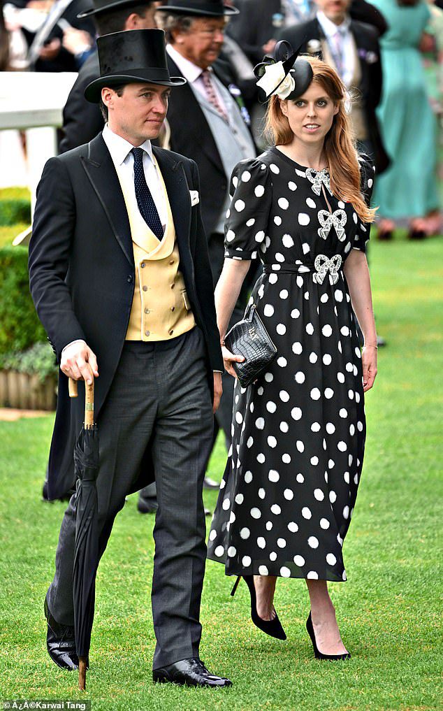 Il re fu sostituito nel corteo reale dal duca di Kent, seguito dalla principessa Beatrice.  L'Ascot sbalordito con un abito a pois che ricordava l'abito indossato dalla principessa Diana nel 1988