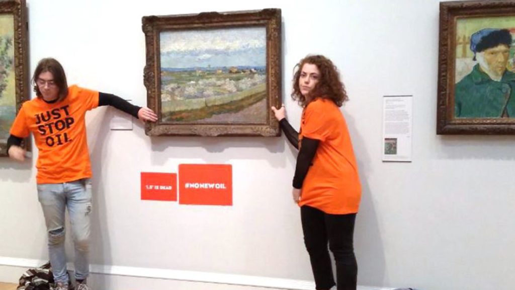 Attivisti per il clima nel Regno Unito che mettono le mani su un dipinto di Vincent van Gogh al Museo di Londra