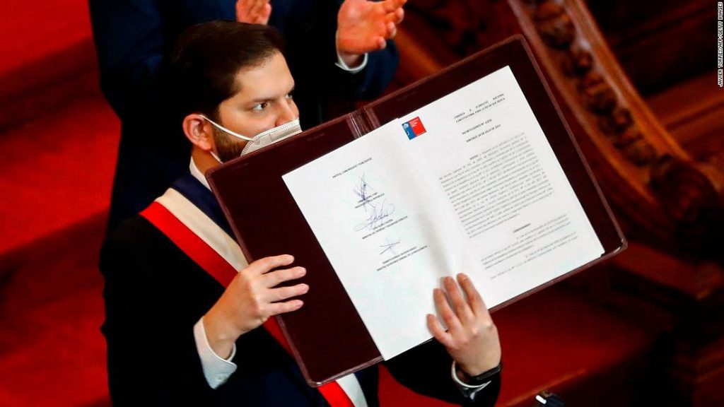 L'Assemblea Costituzionale del Cile presenta una proposta per una nuova costituzione al Presidente del Cile