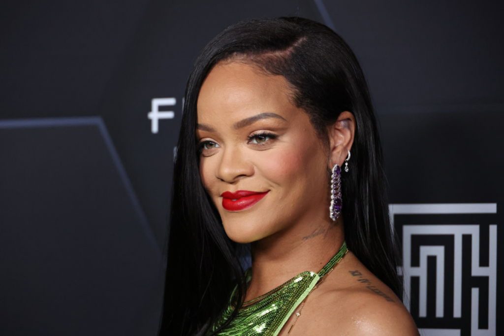Rihanna posa per una foto mentre celebra i suoi marchi di bellezza 50 Beauty e 50 Skin ai Joya Studios l'11 febbraio 2022 a Los Angeles, California.