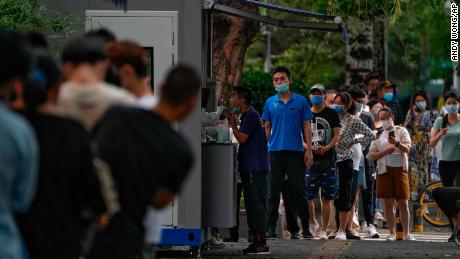 I residenti si mettono in fila per sottoporsi a un tampone faringeo in un sito di test a Pechino, il 4 luglio.