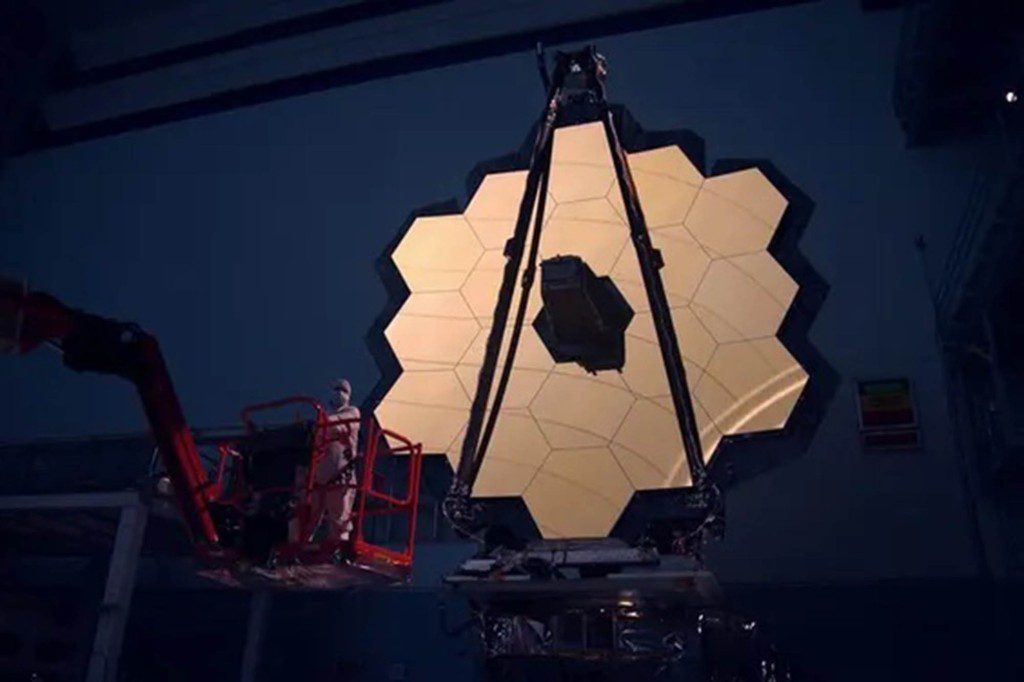 Lo specchio principale del telescopio spaziale James Webb è illuminato nella camera oscura