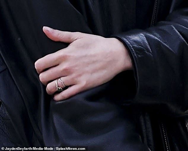 Al dito di Anya c'era un secondo diamante, che ha acceso nuove voci sul fidanzamento della coppia