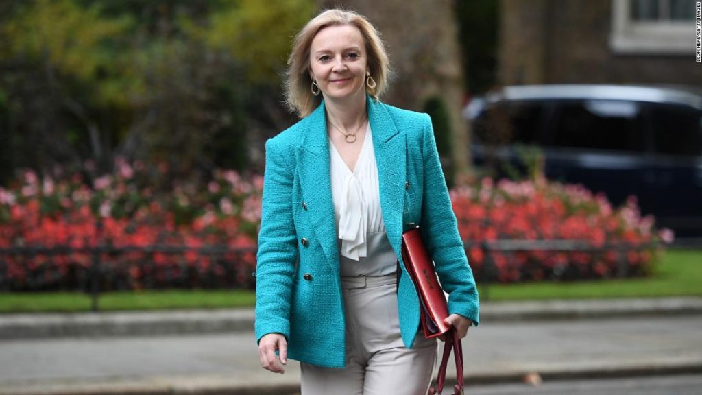 Liz Truss, ministro degli Esteri del Regno Unito, lancia un'offerta per il primo ministro