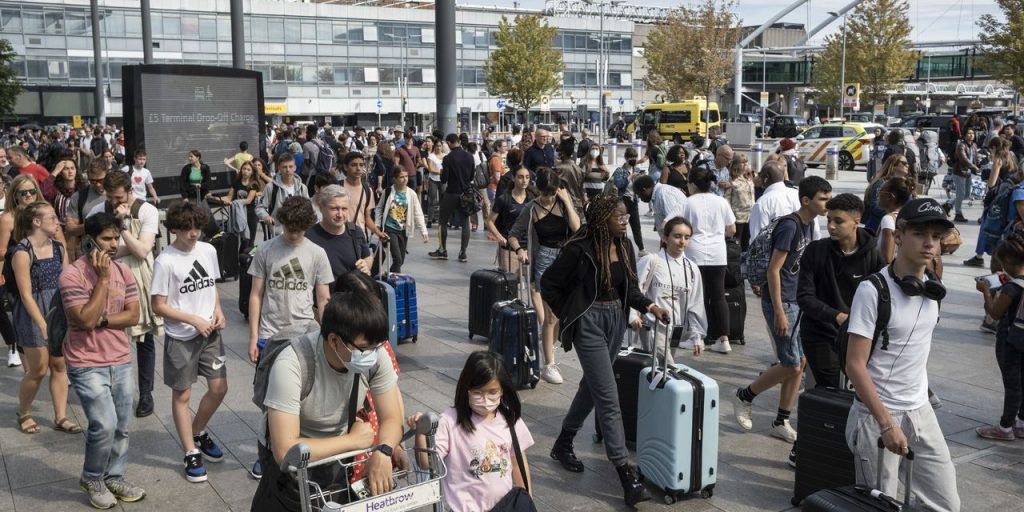 12 ore di miseria a Heathrow: folle enormi, bagagli smarriti, cancellazioni infinite