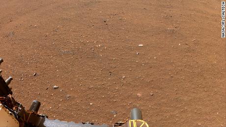 La nave Perseverance della NASA ha utilizzato una delle sue telecamere di navigazione per catturare questa immagine del terreno pianeggiante del cratere Jezero.  Questa è una posizione potenziale che la NASA potrebbe prendere in considerazione per un rover di ritorno del campione di Marte.