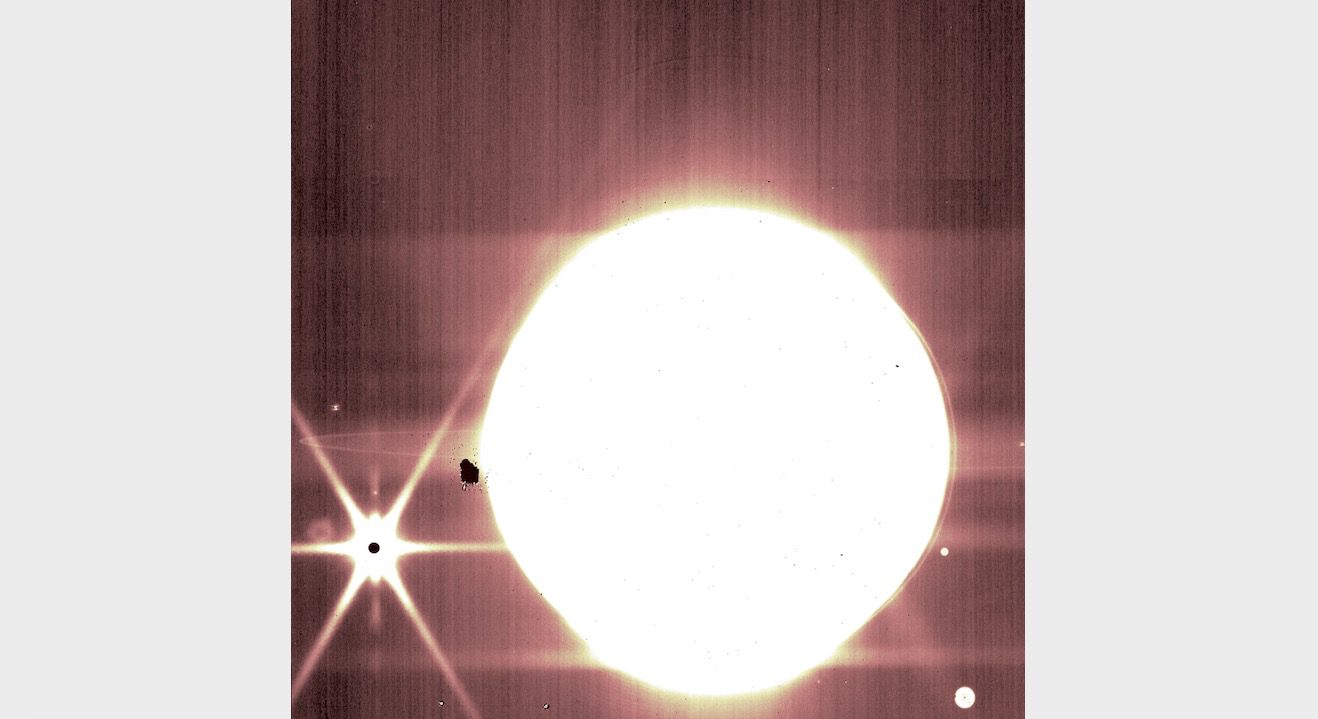 Giove e alcune delle sue lune sono visti attraverso il filtro NIRCam da 3,23 micron del telescopio spaziale James Webb.