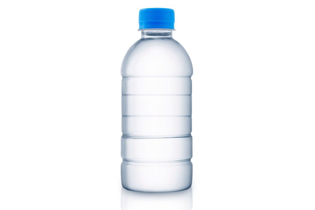 Bottiglia d'acqua pulita e chiara vuota isolata su sfondo bianco