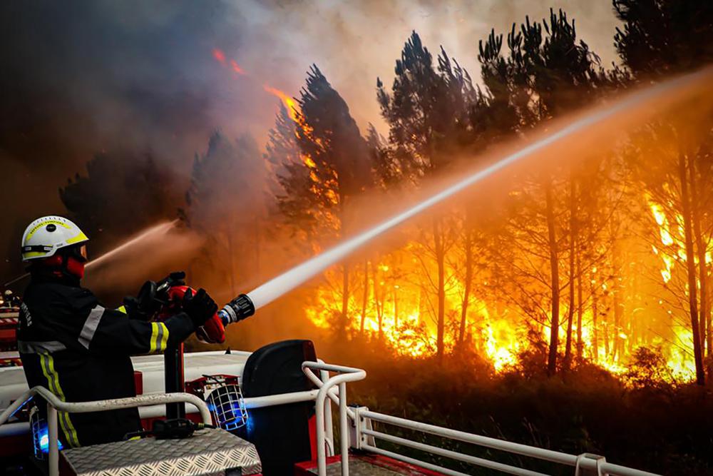 Gli incendi boschivi devastano l'Europa occidentale, con centinaia di vittime segnalate dall'ondata di caldo