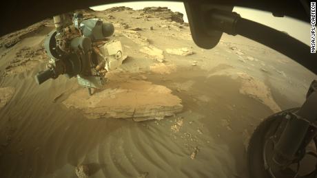 La fotocamera frontale destra per evitare pericoli al rover ha scattato un'immagine più ampia della serie (in basso). 