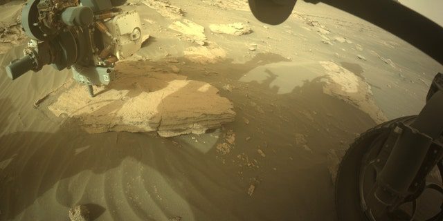 La navicella spaziale Mars Perseverance della NASA ha catturato questa immagine dell'area di fronte utilizzando la fotocamera frontale sul retro per evitare i pericoli a destra A.  .