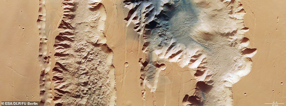 L'immensa valle del pianeta rosso è stata svelata in nuove immagini diffuse dall'Agenzia spaziale europea.  La nuova immagine raffigura due trincee, o voragini, che fanno parte della parte occidentale della Valles Marineris.  Sulla sinistra c'è Lus Chasma che è lungo 521 miglia e sulla destra c'è il Tithonium Chasma che è lungo 500 miglia