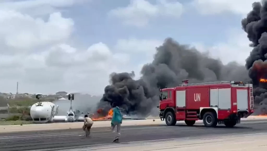Aereo si capovolge dopo l'incidente aereo all'aeroporto di Mogadiscio, in Somalia