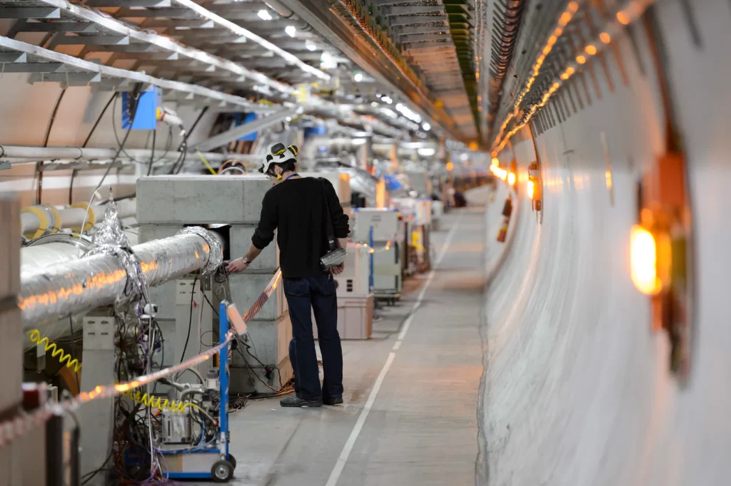 I ricercatori del CERN utilizzano il Large Hadron Collider nella ricerca della materia oscura