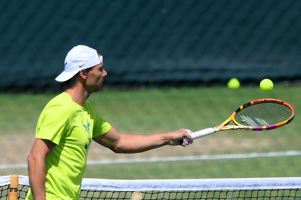 Rafael Nadal si è allenato il giorno dopo aver subito uno strappo all'addome a Wimbledon.  (Foto di Sean Pottrell/Getty Images)