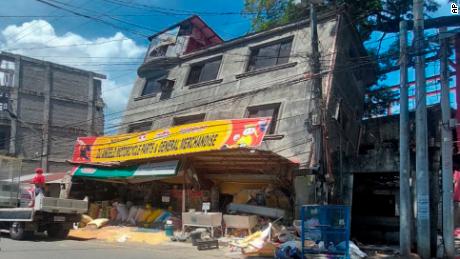 Edificio danneggiato che giace su un lato dopo un terremoto nelle Filippine & # 39;  Governatorato di Abra il 27 luglio.
