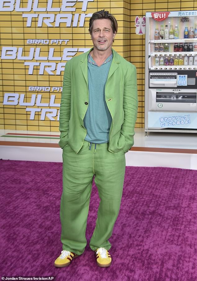 Il look di Brad: Pitt è uscito con una camicia in maglia verde acqua sotto un cappotto verde lime chiaro con pantaloni larghi abbinati
