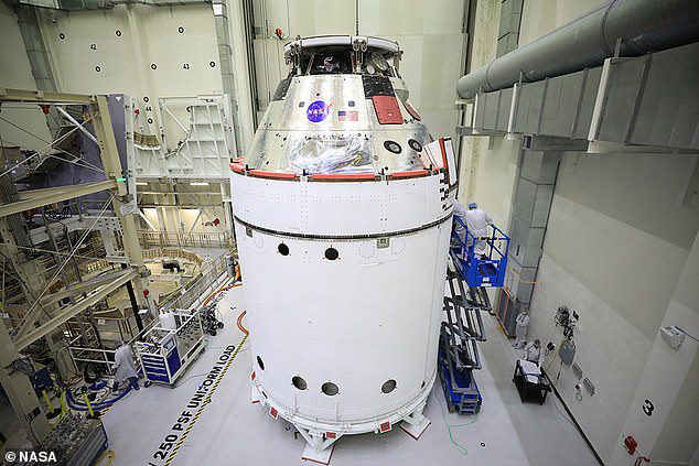 Artemis I, che ha subito diversi ritardi negli ultimi due anni e mezzo, lancerà finalmente una capsula Orion senza pilota che girerà intorno alla luna e tornerà sulla Terra
