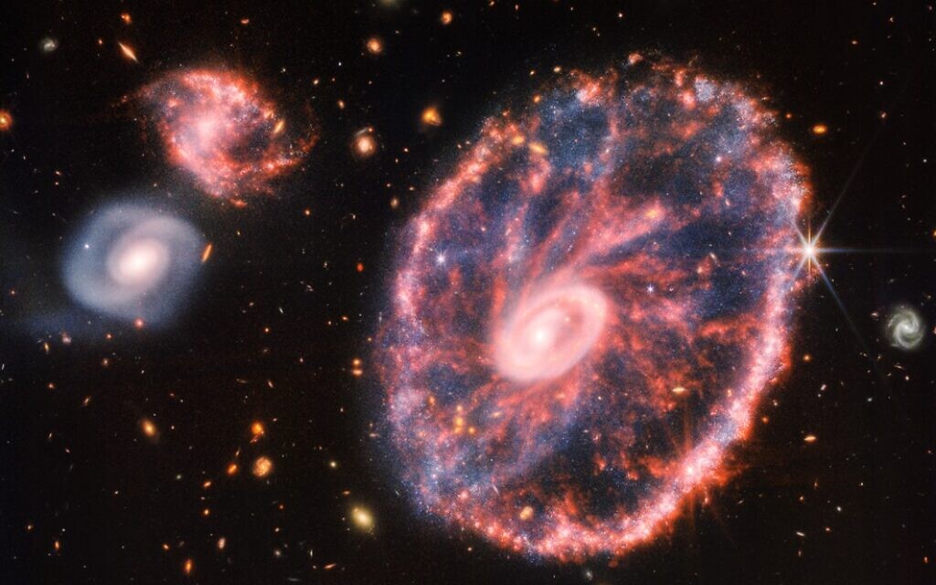Il telescopio Webb cattura la colorata galassia Cartwheel a 500 milioni di anni luce di distanza