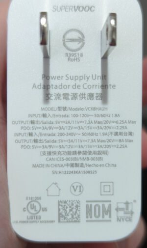 L'adesivo sul caricabatterie OnePlus 10T.  Il sistema statunitense raggiunge il massimo a 120 volt 20 volt, 6,25 ampere.  Non c'è la funzione PPS, quindi un laptop non si carica bene. 