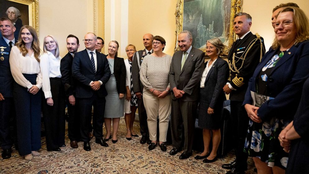 Foto: Il leader della maggioranza al Senato Chuck Schumer posa per una foto con una delegazione ufficiale di Finlandia e Svezia nel suo ufficio a Washington, 3 agosto 2022.