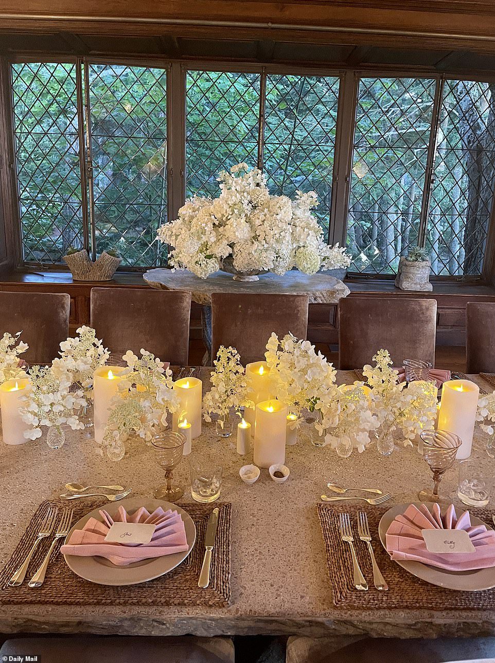 Lume di candela: le impostazioni della tavola includono sfumature di bianco, rosa e marrone