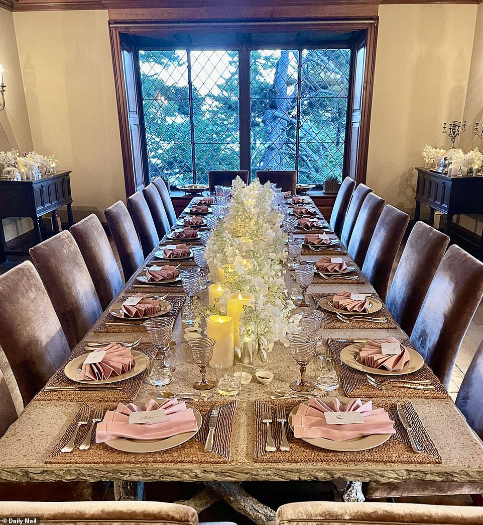 ECCELLENTE: il tavolo della sala da pranzo di Martha ha fiori bianchi con candele coordinate