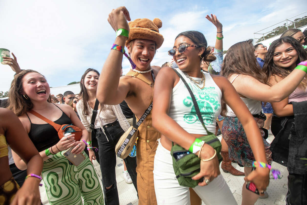 I partecipanti al festival ballano al ritmo del DJ Umami all'Outside Lands al Golden Gate Park di San Francisco, California, il 5 agosto 2022.