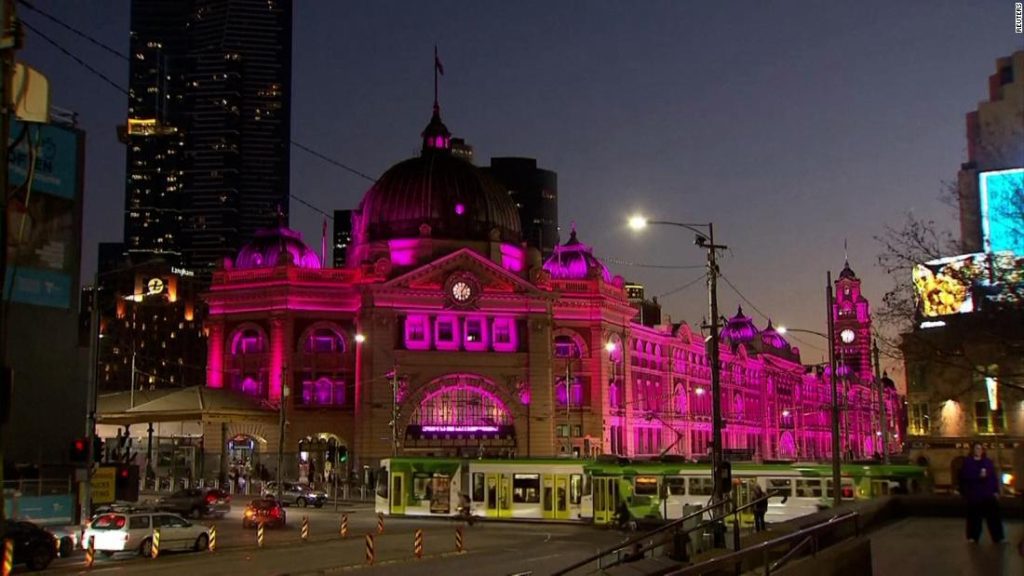 Olivia Newton-John: i monumenti australiani si illuminano di rosa per onorare la cantante e attivista contro il cancro
