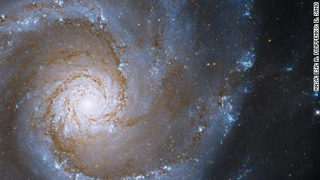Hubble spia il cuore di una grande galassia a spirale progettata