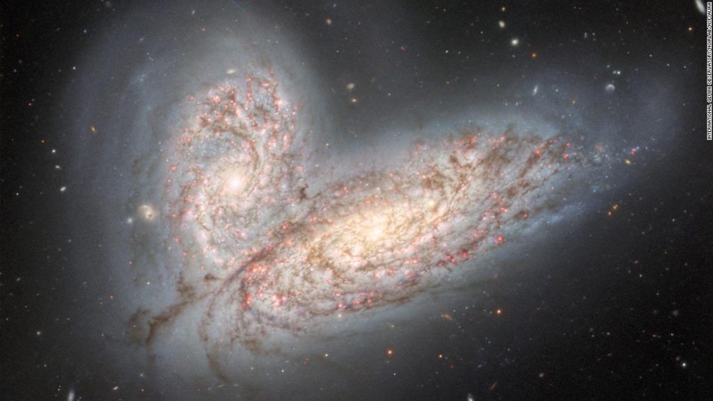 Una nuova immagine di galassie in collisione mostra il destino della Via Lattea