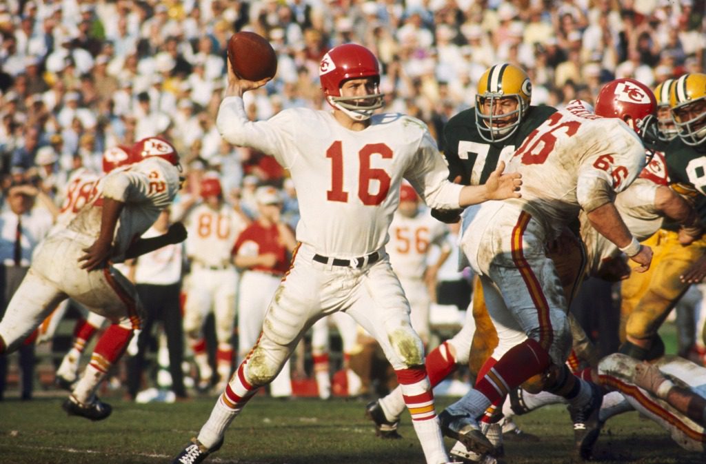 Len Dawson lanciò un passaggio contro i Green Bay Packers durante il Super Bowl I il 15 gennaio 1967 a Los Angeles.