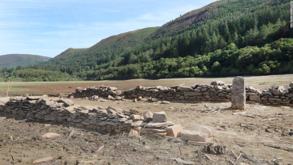 La siccità rivela un villaggio gallese sommerso in un bacino idrico del 19° secolo