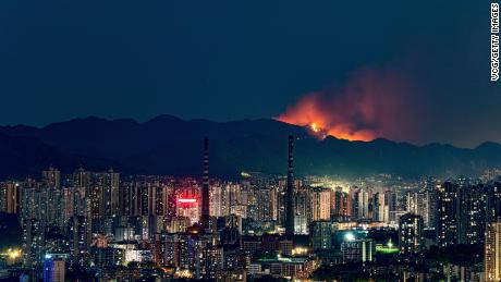 Gli incendi boschivi scoppiano mentre la città cinese di Chongqing subisce un'ondata di caldo record incessante