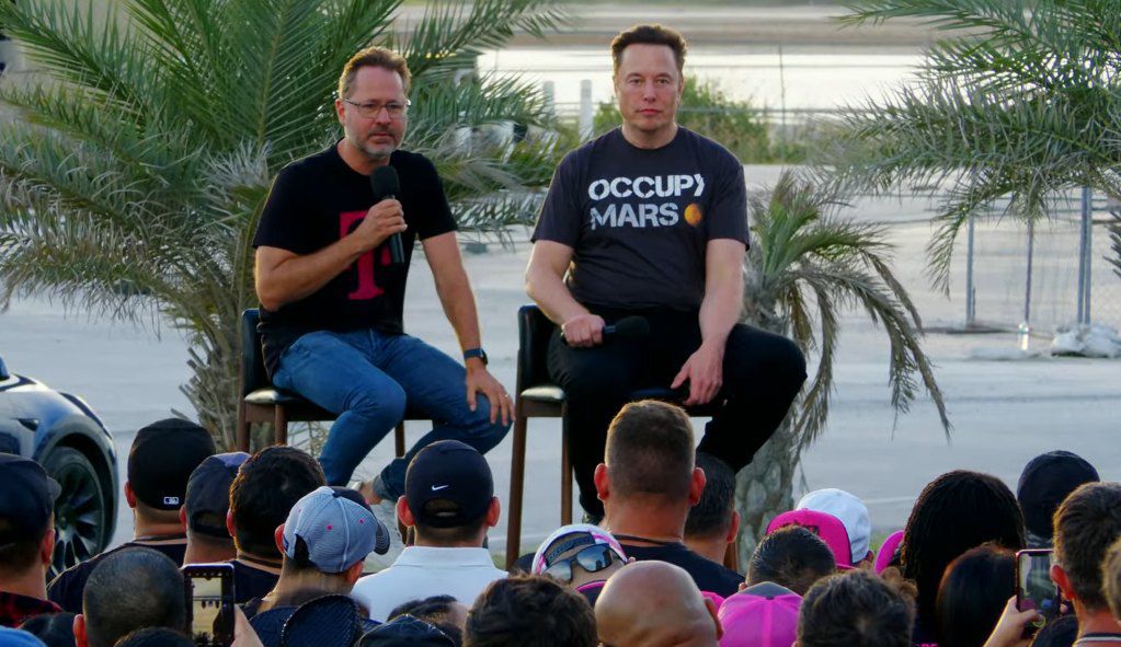 Il CEO di T-Mobile Mike Seifert e l'ingegnere capo Elon Musk di SpaceX