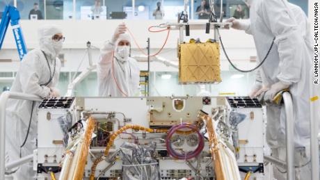 I membri del progetto Mars 2020 della NASA stanno installando il Mars Oxygen Resource Utilization Experiment (MOXIE) nel telaio del Persevering Rover. 