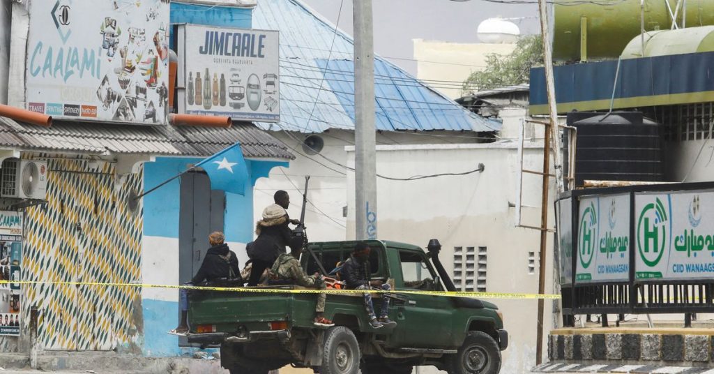 Almeno 12 morti mentre l'assedio dell'hotel entra in Somalia il secondo giorno