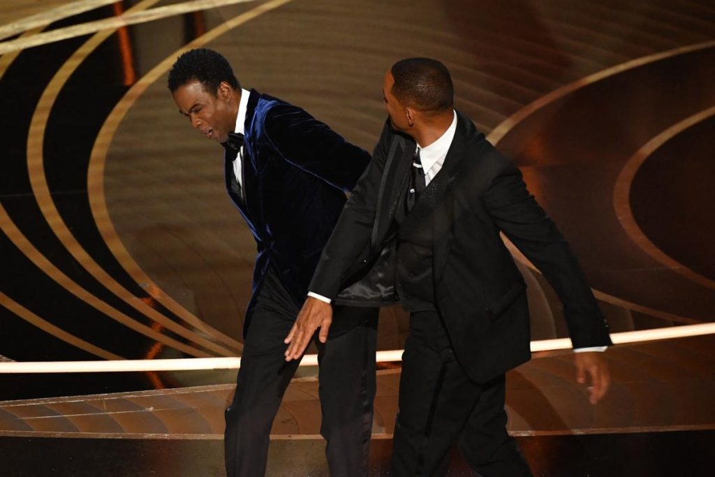 Chris Rock dice di aver rifiutato un'offerta per ospitare gli Oscar 5 mesi dopo aver schiaffeggiato Will Smith