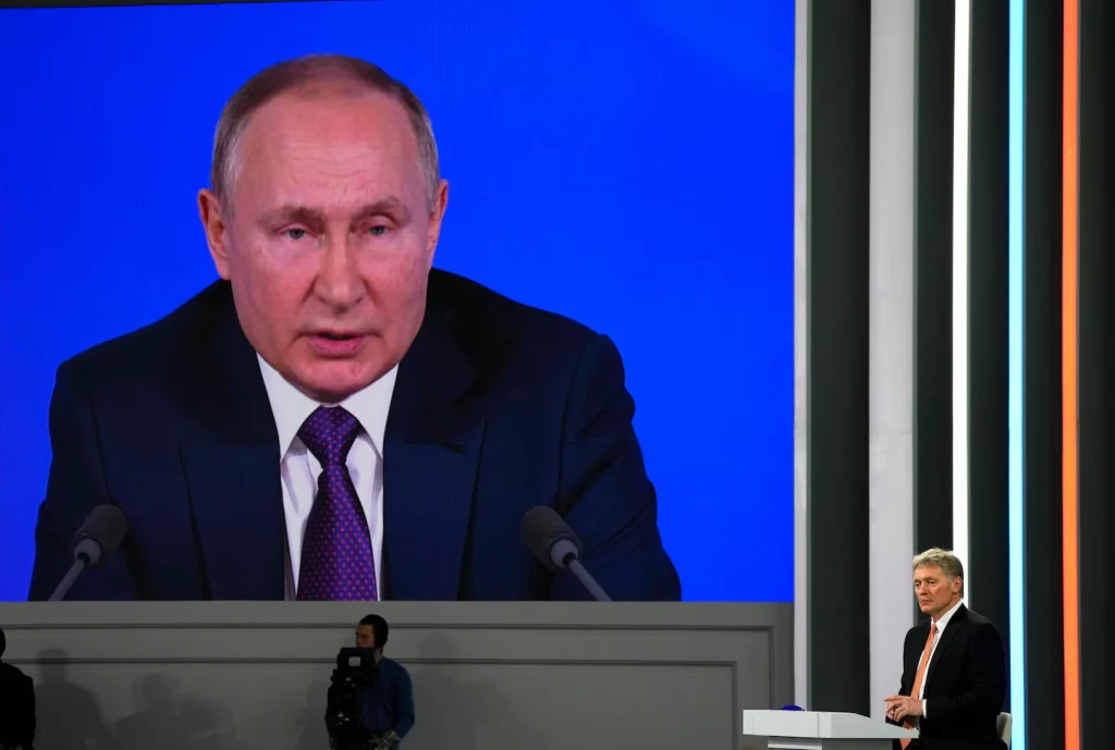 Il Cremlino denuncia la richiesta dell'Ucraina di vietare i viaggi ai russi
