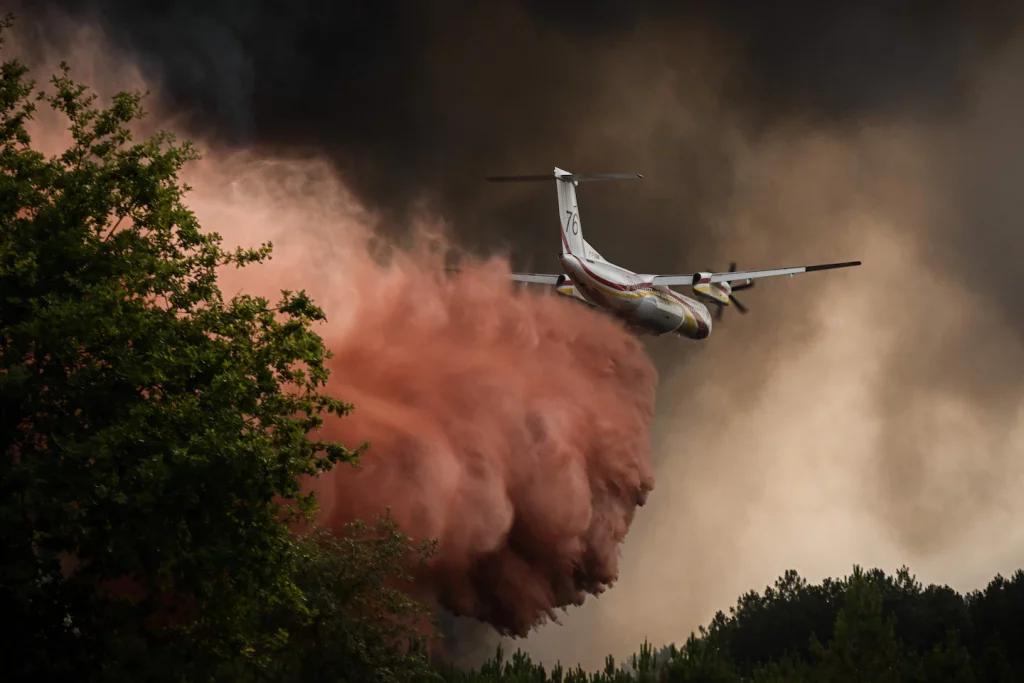 Incendi boschivi scoppiano vicino alla regione vinicola di Bordeaux, in Francia