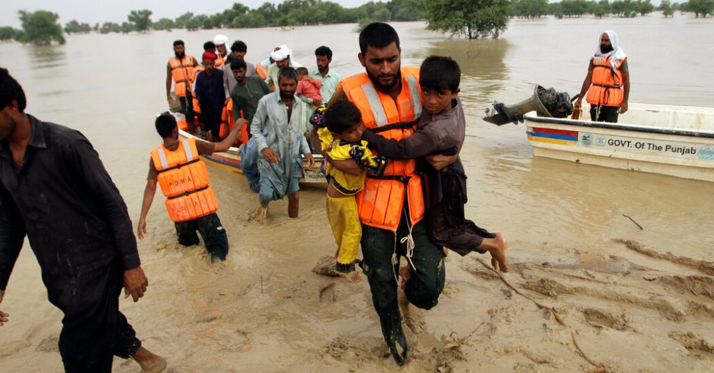 Inondazioni mortali stanno distruggendo un Pakistan già fragile