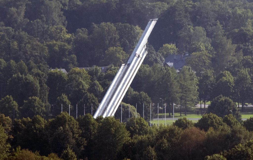 La Lettonia lascia cadere un obelisco commemorativo di epoca sovietica nella capitale