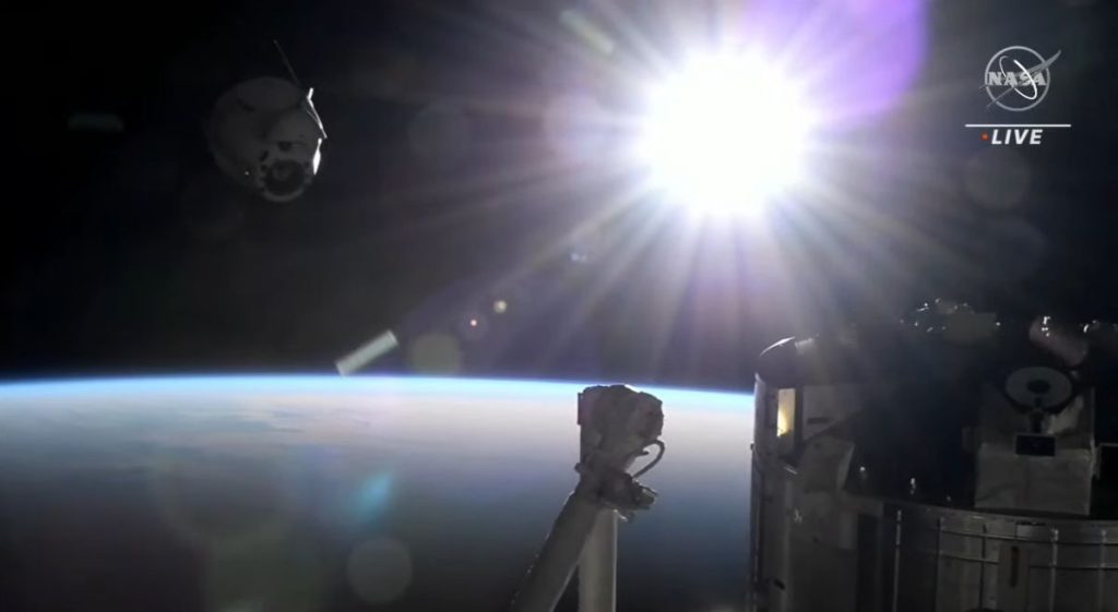 La capsula cargo SpaceX Dragon lascia la stazione spaziale durante il suo viaggio di ritorno sulla Terra
