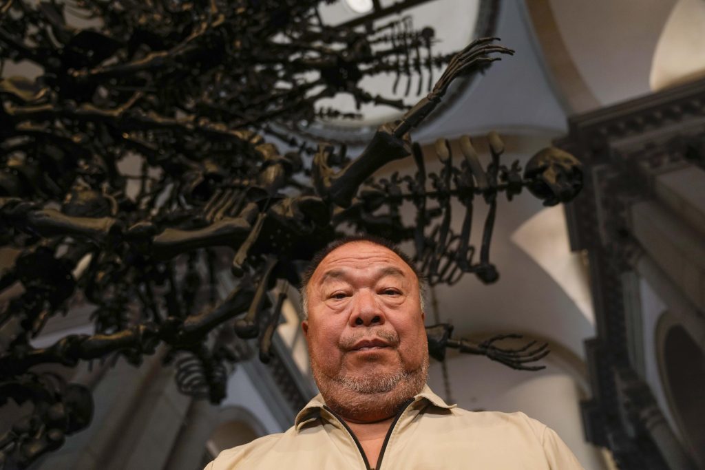 L'attrice Ai Weiwei mette in guardia contro l'arroganza in tempi "complicati".