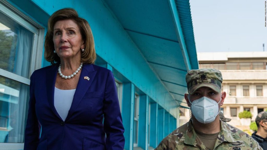 Nancy Pelosi ha visitato la zona demilitarizzata coreana con una delegazione del Congresso