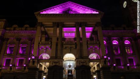 Il 9 agosto il municipio di Melbourne si colora di rosa.