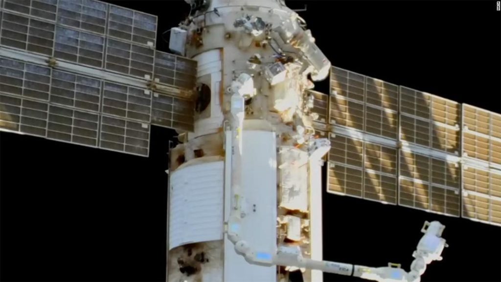 Passeggiata spaziale interrotta a causa di un problema con la tuta del cosmonauta russo