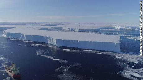 La nave da ricerca del programma antartico statunitense Nathaniel B Palmer opera vicino alla piattaforma di ghiaccio orientale di Thwaites nel 2019.